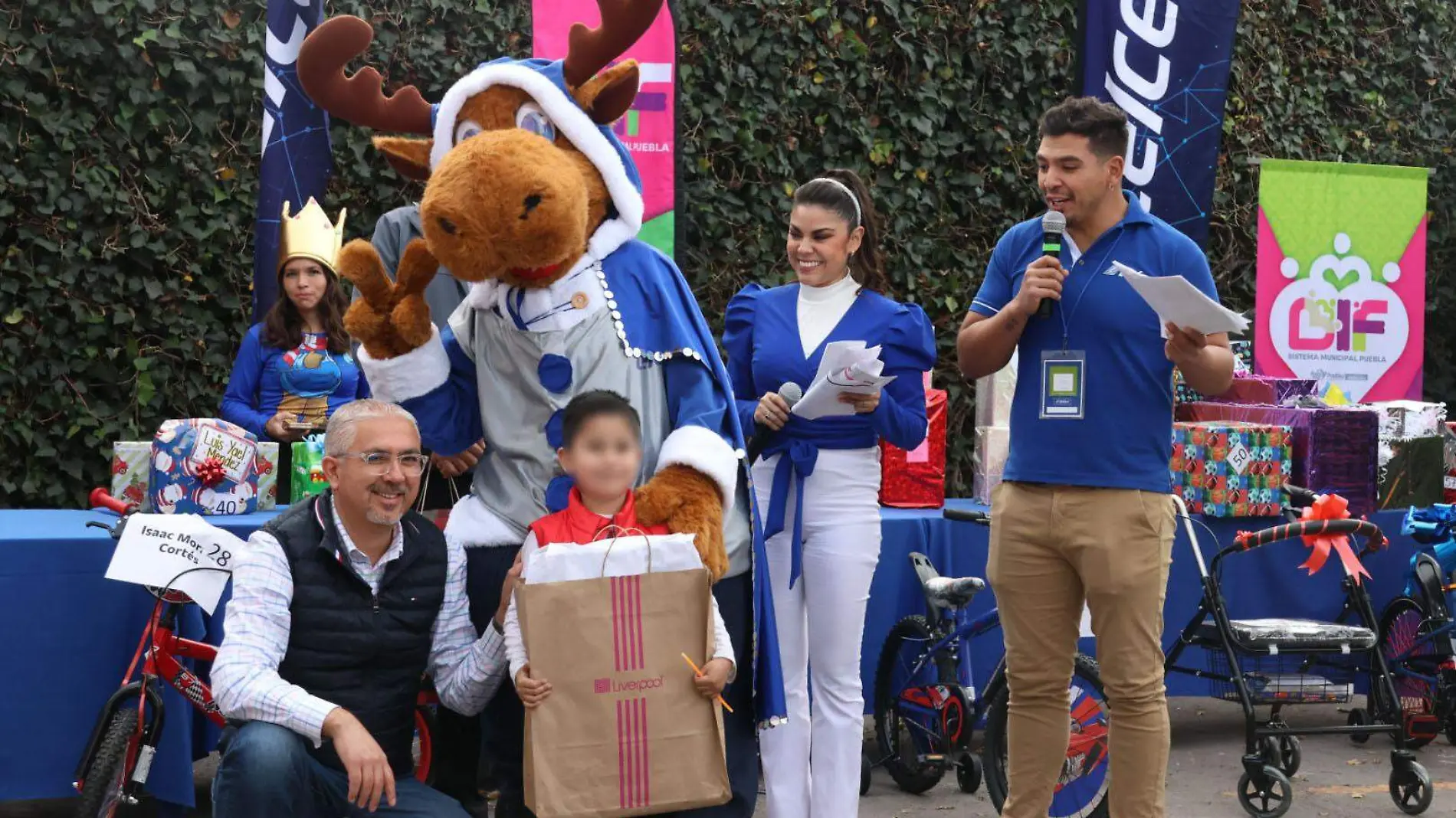 Niños reciben juguetes de Telcel